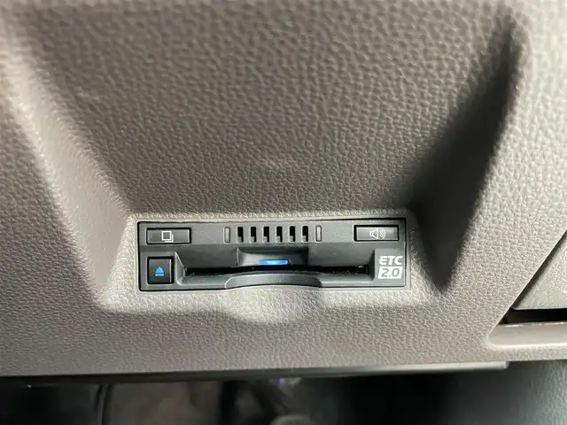 トヨタ ヤリス ハイブリッド G 大分県 2023(令5)年 2.2万km アイスピンクメタリック コンフォートシートセット(メーカーセットOP)/TOYOTAセーフティセンス/・プリクラッシュセーフティ/・レーントレーシングアシスト/・レーンディパーチャアラート/・レーダークルーズコントロール/・オートマチックハイビーム/・ロードサインアシスト/・プロアクティブドライビングアシスト/・発進遅れ告知機能/ブラインドスポットモニター/安心降車アシスト/パノラミックビューモニター/純正8型ディスプレイオーディオ/・フルセグTV、BT対応、USB、CD/DVDデッキ/・AppleCarPlay、AndroidAuto/ステアリングスイッチ/純正ドライブレコーダー(前後)/ETC2.0/社外フロアマット/オートライト/ハロゲンヘッドライト/クリアランスソナー