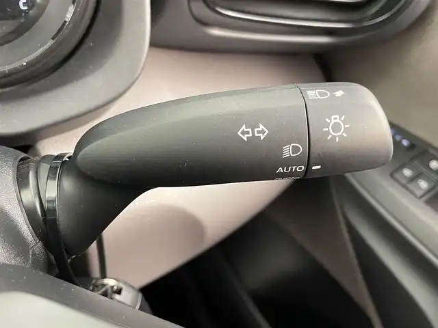 トヨタ ヤリス ハイブリッド G 大分県 2023(令5)年 2.2万km アイスピンクメタリック コンフォートシートセット(メーカーセットOP)/TOYOTAセーフティセンス/・プリクラッシュセーフティ/・レーントレーシングアシスト/・レーンディパーチャアラート/・レーダークルーズコントロール/・オートマチックハイビーム/・ロードサインアシスト/・プロアクティブドライビングアシスト/・発進遅れ告知機能/ブラインドスポットモニター/安心降車アシスト/パノラミックビューモニター/純正8型ディスプレイオーディオ/・フルセグTV、BT対応、USB、CD/DVDデッキ/・AppleCarPlay、AndroidAuto/ステアリングスイッチ/純正ドライブレコーダー(前後)/ETC2.0/社外フロアマット/オートライト/ハロゲンヘッドライト/クリアランスソナー