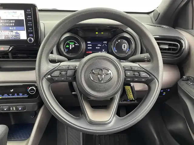 トヨタ ヤリス ハイブリッド G 大分県 2023(令5)年 2.2万km アイスピンクメタリック コンフォートシートセット(メーカーセットOP)/TOYOTAセーフティセンス/・プリクラッシュセーフティ/・レーントレーシングアシスト/・レーンディパーチャアラート/・レーダークルーズコントロール/・オートマチックハイビーム/・ロードサインアシスト/・プロアクティブドライビングアシスト/・発進遅れ告知機能/ブラインドスポットモニター/安心降車アシスト/パノラミックビューモニター/純正8型ディスプレイオーディオ/・フルセグTV、BT対応、USB、CD/DVDデッキ/・AppleCarPlay、AndroidAuto/ステアリングスイッチ/純正ドライブレコーダー(前後)/ETC2.0/社外フロアマット/オートライト/ハロゲンヘッドライト/クリアランスソナー