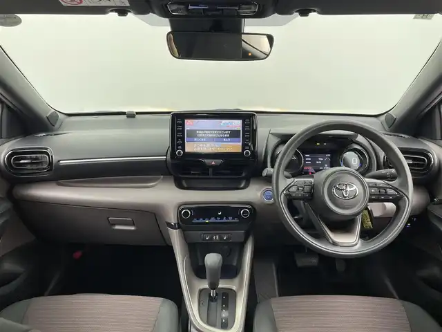 トヨタ ヤリス ハイブリッド G 大分県 2023(令5)年 2.2万km アイスピンクメタリック コンフォートシートセット(メーカーセットOP)/TOYOTAセーフティセンス/・プリクラッシュセーフティ/・レーントレーシングアシスト/・レーンディパーチャアラート/・レーダークルーズコントロール/・オートマチックハイビーム/・ロードサインアシスト/・プロアクティブドライビングアシスト/・発進遅れ告知機能/ブラインドスポットモニター/安心降車アシスト/パノラミックビューモニター/純正8型ディスプレイオーディオ/・フルセグTV、BT対応、USB、CD/DVDデッキ/・AppleCarPlay、AndroidAuto/ステアリングスイッチ/純正ドライブレコーダー(前後)/ETC2.0/社外フロアマット/オートライト/ハロゲンヘッドライト/クリアランスソナー