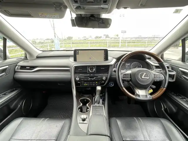 レクサス ＲＸ 450hL 佐賀県 2019(令1)年 8.3万km ソニッククォーツ サンルーフ/黒革シート/純正12.3インチナビ/・フルセグTV/CD/DVD/SD/USB/Bluetooth/パノラミックビューモニター/前方ドライブレコーダー/ビルトインETC2.0/ヘッドアップディスプレイ/電動リアゲ―ト/電動格納サードシート/電子パーキングブレーキ/AUTO HOLD機能/D＋N席メモリー機能付パワーシート/シートヒーター/エアシート/二列目シートヒーター/１００V電源/後席エアコン/後席用サイドサンシェード/パドルシフト/木目調革巻きステアリング/ステアリングヒーター/ステアリングリモコン/純正20インチアルミホイール/純正LEDヘッドライト/純正LEDフォグライト/純正ドアバイザ―/新車保証書/取扱説明書/スペアキー１本/Lexus Safety System+/・プリクラッシュセーフティ/・レーダークルーズコントロール/・レーントレーシングアシスト/・ブラインドスポットモニター/・ロードサインアシスト/・先行車発進お知らせ機能/・パーキングサポートアラート