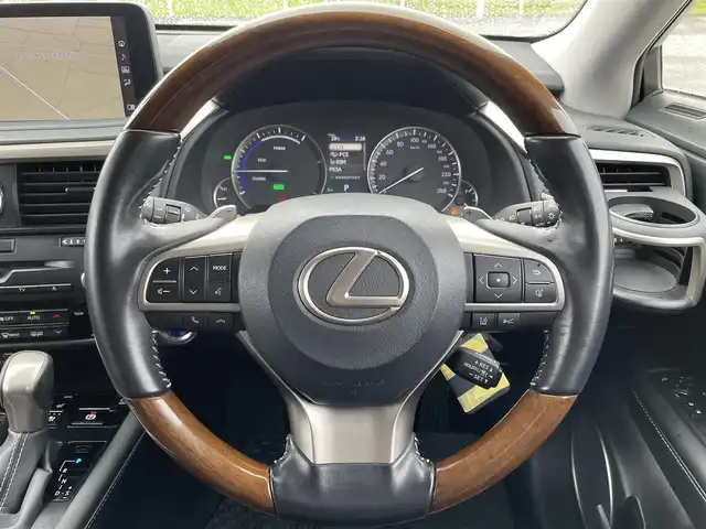 レクサス ＲＸ 450hL 佐賀県 2019(令1)年 8.3万km ソニッククォーツ サンルーフ/黒革シート/純正12.3インチナビ/・フルセグTV/CD/DVD/SD/USB/Bluetooth/パノラミックビューモニター/前方ドライブレコーダー/ビルトインETC2.0/ヘッドアップディスプレイ/電動リアゲ―ト/電動格納サードシート/電子パーキングブレーキ/AUTO HOLD機能/D＋N席メモリー機能付パワーシート/シートヒーター/エアシート/二列目シートヒーター/１００V電源/後席エアコン/後席用サイドサンシェード/パドルシフト/木目調革巻きステアリング/ステアリングヒーター/ステアリングリモコン/純正20インチアルミホイール/純正LEDヘッドライト/純正LEDフォグライト/純正ドアバイザ―/新車保証書/取扱説明書/スペアキー１本/Lexus Safety System+/・プリクラッシュセーフティ/・レーダークルーズコントロール/・レーントレーシングアシスト/・ブラインドスポットモニター/・ロードサインアシスト/・先行車発進お知らせ機能/・パーキングサポートアラート