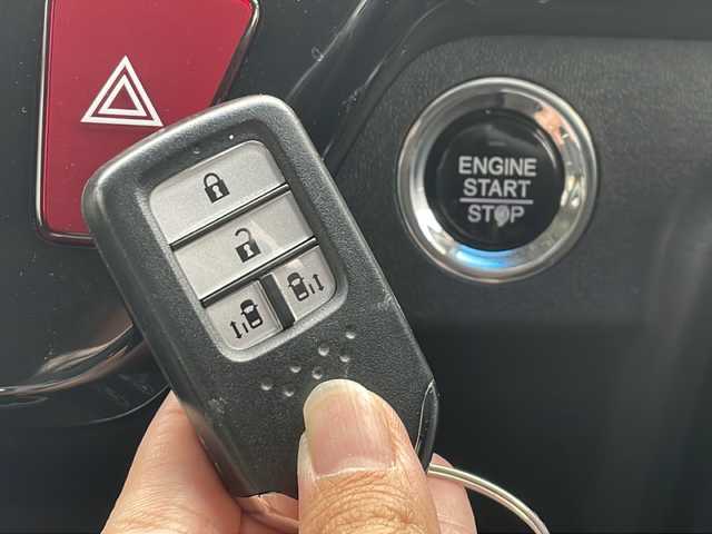 ホンダ ステップワゴン スパーダ クルスピセンシング 山口県 2018(平30)年 5.1万km プレミアムスパークルブラックパール 純正９インチナビ/DVD/CD/SD/BT/USB/フルセグTV/全周囲カメラ/フリップダウンモニター/両側パワースライドドア/ハーフレザーシート/前席シートヒーター/純正LEDヘッドライト/純正１７インチアルミホイール/革巻きステアリング/ステアリングスイッチ/パドルシフト/クルーズコントロール/衝突被害軽減ブレーキ/LKA/横滑り防止/アイドリングストップ/スマートキー/純正フロアマット/純正ドアバイザー/ビルトインETC/ドライブレコーダー/電動格納ウインカードアミラー