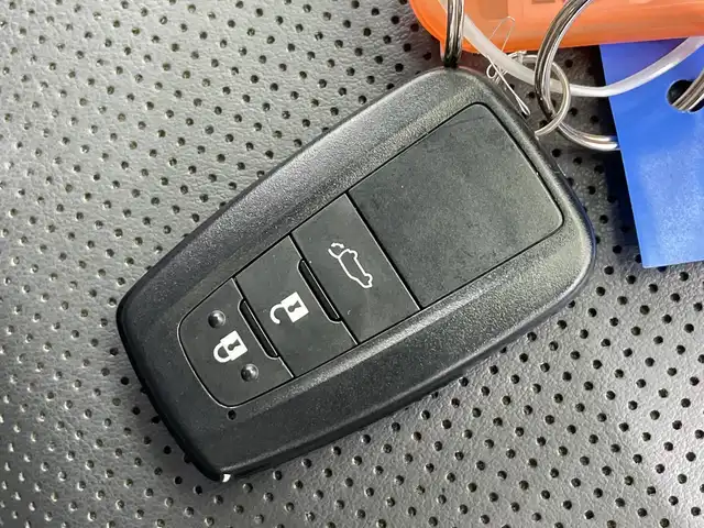 トヨタ ＲＡＶ４ 栃木県 2023(令5)年 4.1万km アティチュードブラックマイカ 純正ナビ/(フルセグTV/Bluetooth/USB)/4WD/バックカメラ/トヨタセーフティーセンス/・衝突軽減ブレーキ/・車線逸脱警報/・オートマチックハイビーム/・先行車発進お知らせ機能/ETC2.0/パワーシート/シートヒーター/シートエアコン/ルーフレール/オートライト/LEDヘッドライト/横滑り防止装置/フォグランプ/スマートキー/プッシュスタート/ステアリングスイッチ/革巻きステアリング/ウィンカーミラー/電動格納ミラー/純正18インチアルミホイール/社外フロアマット/デジタルインナーミラー/ステアリングヒーター