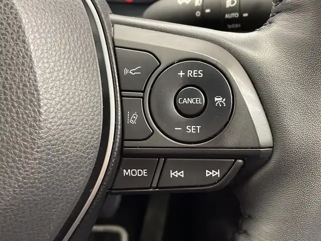 トヨタ ＲＡＶ４ 栃木県 2023(令5)年 4.1万km アティチュードブラックマイカ 純正ナビ/(フルセグTV/Bluetooth/USB)/4WD/バックカメラ/トヨタセーフティーセンス/・衝突軽減ブレーキ/・車線逸脱警報/・オートマチックハイビーム/・先行車発進お知らせ機能/ETC2.0/パワーシート/シートヒーター/シートエアコン/ルーフレール/オートライト/LEDヘッドライト/横滑り防止装置/フォグランプ/スマートキー/プッシュスタート/ステアリングスイッチ/革巻きステアリング/ウィンカーミラー/電動格納ミラー/純正18インチアルミホイール/社外フロアマット/デジタルインナーミラー/ステアリングヒーター