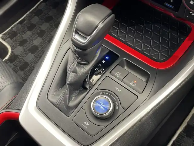 トヨタ ＲＡＶ４ 栃木県 2023(令5)年 4.1万km アティチュードブラックマイカ 純正ナビ/(フルセグTV/Bluetooth/USB)/4WD/バックカメラ/トヨタセーフティーセンス/・衝突軽減ブレーキ/・車線逸脱警報/・オートマチックハイビーム/・先行車発進お知らせ機能/ETC2.0/パワーシート/シートヒーター/シートエアコン/ルーフレール/オートライト/LEDヘッドライト/横滑り防止装置/フォグランプ/スマートキー/プッシュスタート/ステアリングスイッチ/革巻きステアリング/ウィンカーミラー/電動格納ミラー/純正18インチアルミホイール/社外フロアマット/デジタルインナーミラー/ステアリングヒーター
