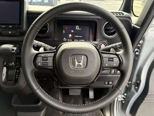 ホンダ Ｎ ＢＯＸ カスタム ターボ コーディネートS 滋賀県 2024(令6)年 0.9万km グレーⅡ 純正8型ナビ/（BT/フルセグTV/USB）/ホンダセンシング/・衝突軽減ブレーキ（CMBS）/・先行車発進お知らせ機能/・歩行者事故低減ステアリング/・路外逸脱抑制機能/・標識認識機能/・渋滞追従機能付アダプティブクルーズコントロール（ACC）/・車線維持支援システム（LKAS）/・誤発進抑制機能/・後方誤発進抑制機能/・近距離衝突軽減ブレーキ/・急アクセル抑制機能/・パーキングセンサーシステム/・オートハイビーム/バックカメラ/ビルトインETC/両側パワースライドドア/前席シートヒーター/パドルシフト/電動パーキングブレーキ/LEDヘッドライト/純正フロアマット/純正15インチAW