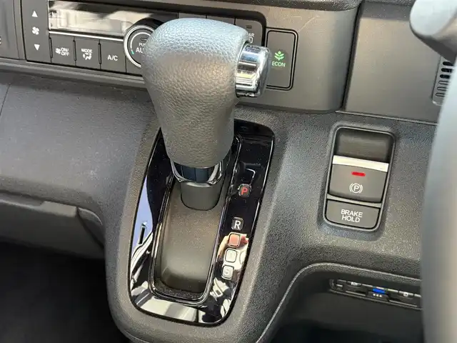 ホンダ Ｎ ＢＯＸ カスタム ターボ コーディネートS 滋賀県 2024(令6)年 0.9万km グレーⅡ 純正8型ナビ/（BT/フルセグTV/USB）/ホンダセンシング/・衝突軽減ブレーキ（CMBS）/・先行車発進お知らせ機能/・歩行者事故低減ステアリング/・路外逸脱抑制機能/・標識認識機能/・渋滞追従機能付アダプティブクルーズコントロール（ACC）/・車線維持支援システム（LKAS）/・誤発進抑制機能/・後方誤発進抑制機能/・近距離衝突軽減ブレーキ/・急アクセル抑制機能/・パーキングセンサーシステム/・オートハイビーム/バックカメラ/ビルトインETC/両側パワースライドドア/前席シートヒーター/パドルシフト/電動パーキングブレーキ/LEDヘッドライト/純正フロアマット/純正15インチAW