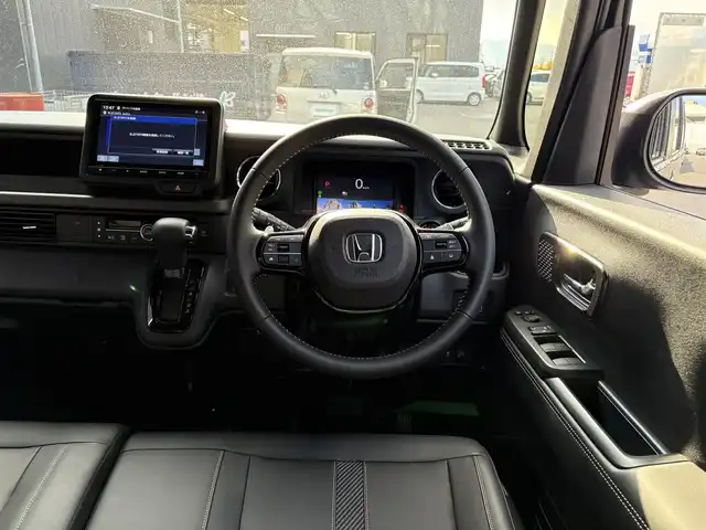 ホンダ Ｎ ＢＯＸ カスタム ターボ コーディネートS 滋賀県 2024(令6)年 0.9万km グレーⅡ 純正8型ナビ/（BT/フルセグTV/USB）/ホンダセンシング/・衝突軽減ブレーキ（CMBS）/・先行車発進お知らせ機能/・歩行者事故低減ステアリング/・路外逸脱抑制機能/・標識認識機能/・渋滞追従機能付アダプティブクルーズコントロール（ACC）/・車線維持支援システム（LKAS）/・誤発進抑制機能/・後方誤発進抑制機能/・近距離衝突軽減ブレーキ/・急アクセル抑制機能/・パーキングセンサーシステム/・オートハイビーム/バックカメラ/ビルトインETC/両側パワースライドドア/前席シートヒーター/パドルシフト/電動パーキングブレーキ/LEDヘッドライト/純正フロアマット/純正15インチAW