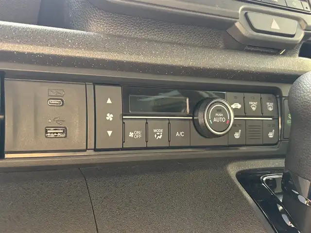 ホンダ Ｎ ＢＯＸ カスタム ターボ コーディネートS 滋賀県 2024(令6)年 0.9万km グレーⅡ 純正8型ナビ/（BT/フルセグTV/USB）/ホンダセンシング/・衝突軽減ブレーキ（CMBS）/・先行車発進お知らせ機能/・歩行者事故低減ステアリング/・路外逸脱抑制機能/・標識認識機能/・渋滞追従機能付アダプティブクルーズコントロール（ACC）/・車線維持支援システム（LKAS）/・誤発進抑制機能/・後方誤発進抑制機能/・近距離衝突軽減ブレーキ/・急アクセル抑制機能/・パーキングセンサーシステム/・オートハイビーム/バックカメラ/ビルトインETC/両側パワースライドドア/前席シートヒーター/パドルシフト/電動パーキングブレーキ/LEDヘッドライト/純正フロアマット/純正15インチAW