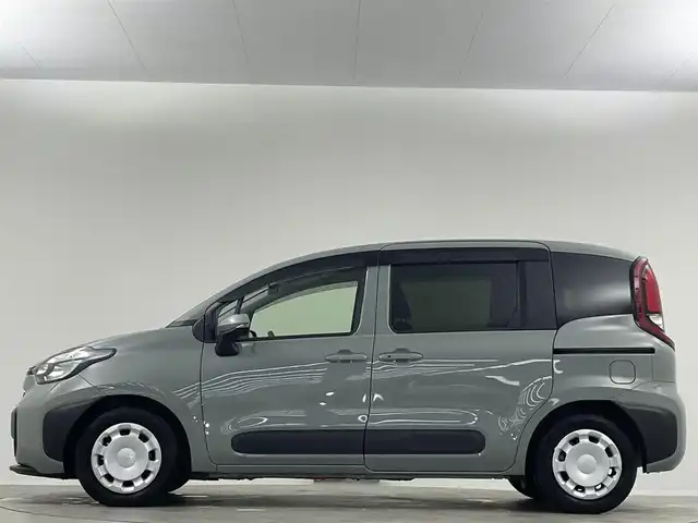 トヨタ シエンタ ハイブリッド G 埼玉県 2023(令5)年 1.8万km アーバンカーキ 純正１０．５型ナビ　両側電動スライドドア　全方位カメラ　シートヒーター　ＢＳＭ　ＬＥＤヘッドライト　ＥＴＣ２．０　追従走行　フルセグＴＶ　ウォークスルー　衝突被害軽減　オートハイビーム　ステアリングヒーター