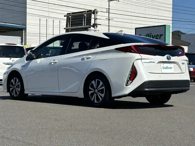 トヨタ プリウス ＰＨＶ S セーフティプラス 岡山県 2018(平30)年 8.8万km ホワイトパールクリスタルシャイン 登録時走行距離87926km/純正9インチナビ/フルセグTV(AM/FM/CD/DVD/Bluetooth)/バックカメラ/ドライブレコーダー/ビルトインETC/トヨタセーフティセンス/・プリクラッシュセーフティ/・レーダークルーズコントロール/・アドバンストパーク/・オートマチックハイビーム/・レーントレーシングアシスト/D/N席シートヒーター/ステアリングヒーター/USB/HDMI端子/純正フロアマット/15インチ純正AW/プッシュスタート/スマートキー