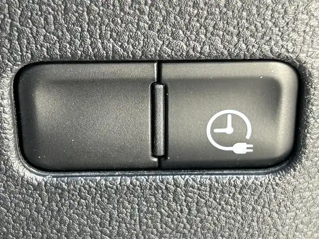 トヨタ プリウス ＰＨＶ S セーフティプラス 岡山県 2018(平30)年 8.8万km ホワイトパールクリスタルシャイン 登録時走行距離87926km/純正9インチナビ/フルセグTV(AM/FM/CD/DVD/Bluetooth)/バックカメラ/ドライブレコーダー/ビルトインETC/トヨタセーフティセンス/・プリクラッシュセーフティ/・レーダークルーズコントロール/・アドバンストパーク/・オートマチックハイビーム/・レーントレーシングアシスト/D/N席シートヒーター/ステアリングヒーター/USB/HDMI端子/純正フロアマット/15インチ純正AW/プッシュスタート/スマートキー
