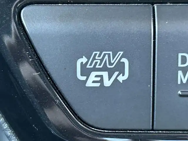 トヨタ プリウス ＰＨＶ S セーフティプラス 岡山県 2018(平30)年 8.8万km ホワイトパールクリスタルシャイン 登録時走行距離87926km/純正9インチナビ/フルセグTV(AM/FM/CD/DVD/Bluetooth)/バックカメラ/ドライブレコーダー/ビルトインETC/トヨタセーフティセンス/・プリクラッシュセーフティ/・レーダークルーズコントロール/・アドバンストパーク/・オートマチックハイビーム/・レーントレーシングアシスト/D/N席シートヒーター/ステアリングヒーター/USB/HDMI端子/純正フロアマット/15インチ純正AW/プッシュスタート/スマートキー