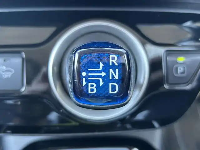 トヨタ プリウス ＰＨＶ S セーフティプラス 岡山県 2018(平30)年 8.8万km ホワイトパールクリスタルシャイン 登録時走行距離87926km/純正9インチナビ/フルセグTV(AM/FM/CD/DVD/Bluetooth)/バックカメラ/ドライブレコーダー/ビルトインETC/トヨタセーフティセンス/・プリクラッシュセーフティ/・レーダークルーズコントロール/・アドバンストパーク/・オートマチックハイビーム/・レーントレーシングアシスト/D/N席シートヒーター/ステアリングヒーター/USB/HDMI端子/純正フロアマット/15インチ純正AW/プッシュスタート/スマートキー