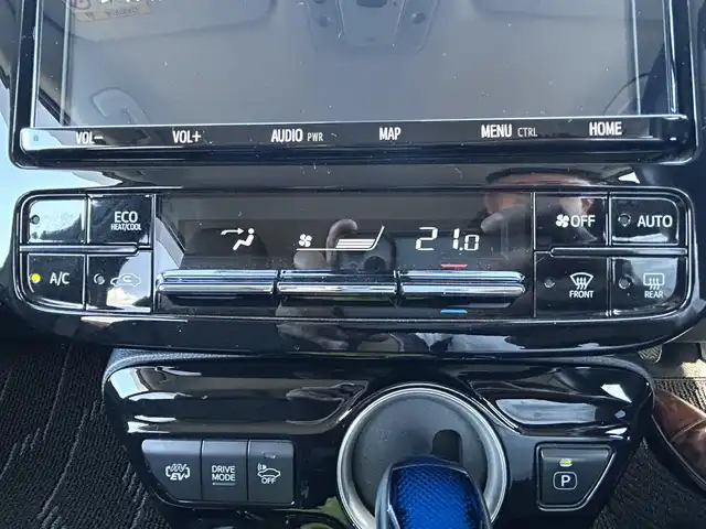 トヨタ プリウス ＰＨＶ S セーフティプラス 岡山県 2018(平30)年 8.8万km ホワイトパールクリスタルシャイン 登録時走行距離87926km/純正9インチナビ/フルセグTV(AM/FM/CD/DVD/Bluetooth)/バックカメラ/ドライブレコーダー/ビルトインETC/トヨタセーフティセンス/・プリクラッシュセーフティ/・レーダークルーズコントロール/・アドバンストパーク/・オートマチックハイビーム/・レーントレーシングアシスト/D/N席シートヒーター/ステアリングヒーター/USB/HDMI端子/純正フロアマット/15インチ純正AW/プッシュスタート/スマートキー