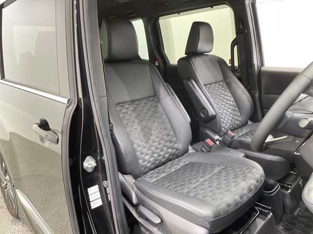 トヨタ ヴォクシー S－Z 栃木県 2022(令4)年 2.3万km アティチュードブラックマイカ モデリスタエアロ/純正10.5インチナビ/(フルセグTV・Bluetooth・CD・DVD・USB)/バックカメラ/前後ドライブレコーダー/トヨタセーフティセンス/ ・プリクラッシュセーフティ/ ・レーンキープアシスト/ ・オートハイビーム/ ・オートクルーズコントロール/前後コーナーセンサー/ブラインドスポットモニター/両側パワースライドドア/ビルトインETC2.0/ハーフレザーシート/前席シートヒーター/LEDヘッドライト/オートライト/電動パーキングブレーキ/オートホールド/スマートキー