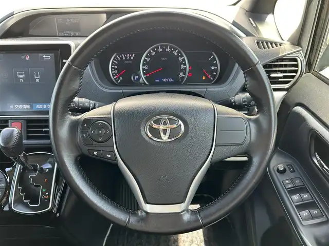 トヨタ ヴォクシー ZS 煌Ⅱ 福岡県 2016(平28)年 4.1万km ブラック 純正10型SDナビ(フルセグTV/CD/DVD/BT)バックモニタートヨタセーフティセンスレーンキープアシストオートマチックハイビーム両側パワスラETC純正LEDヘッドライト純正フロアマット純正16インチアルミホイールプッシュスタートスマートキー