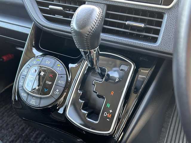トヨタ ヴォクシー ZS 煌Ⅱ 福岡県 2016(平28)年 4.1万km ブラック 純正10型SDナビ(フルセグTV/CD/DVD/BT)バックモニタートヨタセーフティセンスレーンキープアシストオートマチックハイビーム両側パワスラETC純正LEDヘッドライト純正フロアマット純正16インチアルミホイールプッシュスタートスマートキー