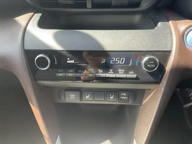 トヨタ ヤリスクロス ハイブリッド Z 愛知県 2020(令2)年 5.5万km ホワイトパールクリスタルシャイン トヨタセーフティセンス　/レーダークルーズコントロール/純正18インチアルミホイール/ナビ　/フルセグＴＶ　/バックカメラ　/ビルトインＥＴＣ　/シートヒーター　/運転席パワーシート　/パワーバックドア　/プッシュスタート　/スマートキー