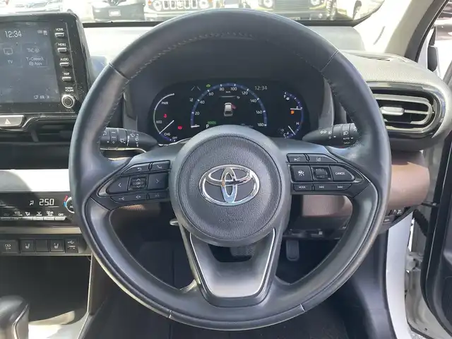 トヨタ ヤリスクロス ハイブリッド Z 愛知県 2020(令2)年 5.5万km ホワイトパールクリスタルシャイン トヨタセーフティセンス　/レーダークルーズコントロール/純正18インチアルミホイール/ナビ　/フルセグＴＶ　/バックカメラ　/ビルトインＥＴＣ　/シートヒーター　/運転席パワーシート　/パワーバックドア　/プッシュスタート　/スマートキー