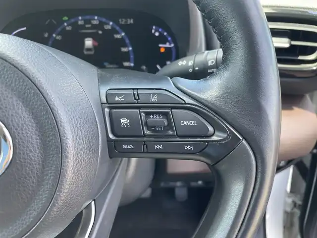 トヨタ ヤリスクロス ハイブリッド Z 愛知県 2020(令2)年 5.5万km ホワイトパールクリスタルシャイン トヨタセーフティセンス　/レーダークルーズコントロール/純正18インチアルミホイール/ナビ　/フルセグＴＶ　/バックカメラ　/ビルトインＥＴＣ　/シートヒーター　/運転席パワーシート　/パワーバックドア　/プッシュスタート　/スマートキー