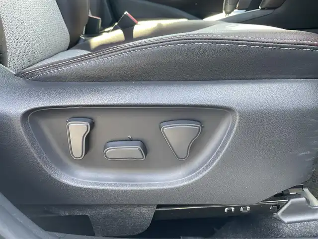 トヨタ ヤリスクロス ハイブリッド Z 愛知県 2020(令2)年 5.5万km ホワイトパールクリスタルシャイン トヨタセーフティセンス　/レーダークルーズコントロール/純正18インチアルミホイール/ナビ　/フルセグＴＶ　/バックカメラ　/ビルトインＥＴＣ　/シートヒーター　/運転席パワーシート　/パワーバックドア　/プッシュスタート　/スマートキー