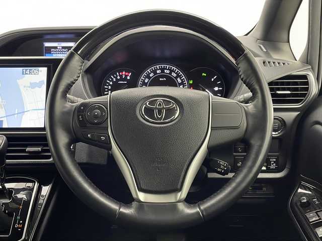 トヨタ エスクァイア Gi プレミアムパッケージ ブラックテーラード 宮崎県 2019(令1)年 3.5万km ブラック 禁煙車/トヨタセーフティセンス/純正10型ナビTV/（NSZN-Z68T/CD/DVD/Bluetooth/フルセグTV)/純正12.1型リアフリップダウンモニター/（V12T-R68C）/純正ビルトインETC/純正LEDオートエアコン/純正LEDフォグ/純正15インチアルミ/純正フロアマット/両側電動スライドドア/クルーズコントロール/レーンディパーチャーアラート/オートマチックハイビーム/前席シートヒーター/ハーフレザーシート/Wオートエアコン/ウッドコンビ本革巻ハンドル/ウインカードアミラー/スマートキー/プッシュエンジンスタート/新車時保証書/取扱い説明書