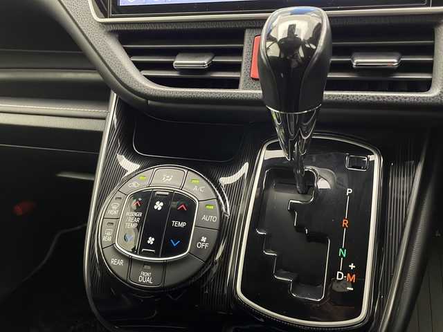 トヨタ エスクァイア Gi プレミアムパッケージ ブラックテーラード 宮崎県 2019(令1)年 3.5万km ブラック 禁煙車/トヨタセーフティセンス/純正10型ナビTV/（NSZN-Z68T/CD/DVD/Bluetooth/フルセグTV)/純正12.1型リアフリップダウンモニター/（V12T-R68C）/純正ビルトインETC/純正LEDオートエアコン/純正LEDフォグ/純正15インチアルミ/純正フロアマット/両側電動スライドドア/クルーズコントロール/レーンディパーチャーアラート/オートマチックハイビーム/前席シートヒーター/ハーフレザーシート/Wオートエアコン/ウッドコンビ本革巻ハンドル/ウインカードアミラー/スマートキー/プッシュエンジンスタート/新車時保証書/取扱い説明書