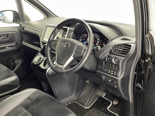 トヨタ エスクァイア Gi プレミアムパッケージ ブラックテーラード 宮崎県 2019(令1)年 3.5万km ブラック 禁煙車/トヨタセーフティセンス/純正10型ナビTV/（NSZN-Z68T/CD/DVD/Bluetooth/フルセグTV)/純正12.1型リアフリップダウンモニター/（V12T-R68C）/純正ビルトインETC/純正LEDオートエアコン/純正LEDフォグ/純正15インチアルミ/純正フロアマット/両側電動スライドドア/クルーズコントロール/レーンディパーチャーアラート/オートマチックハイビーム/前席シートヒーター/ハーフレザーシート/Wオートエアコン/ウッドコンビ本革巻ハンドル/ウインカードアミラー/スマートキー/プッシュエンジンスタート/新車時保証書/取扱い説明書