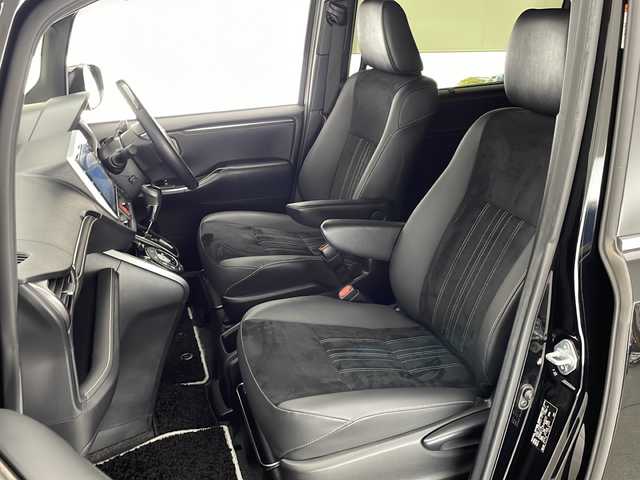 トヨタ エスクァイア Gi プレミアムパッケージ ブラックテーラード 宮崎県 2019(令1)年 3.5万km ブラック 禁煙車/トヨタセーフティセンス/純正10型ナビTV/（NSZN-Z68T/CD/DVD/Bluetooth/フルセグTV)/純正12.1型リアフリップダウンモニター/（V12T-R68C）/純正ビルトインETC/純正LEDオートエアコン/純正LEDフォグ/純正15インチアルミ/純正フロアマット/両側電動スライドドア/クルーズコントロール/レーンディパーチャーアラート/オートマチックハイビーム/前席シートヒーター/ハーフレザーシート/Wオートエアコン/ウッドコンビ本革巻ハンドル/ウインカードアミラー/スマートキー/プッシュエンジンスタート/新車時保証書/取扱い説明書