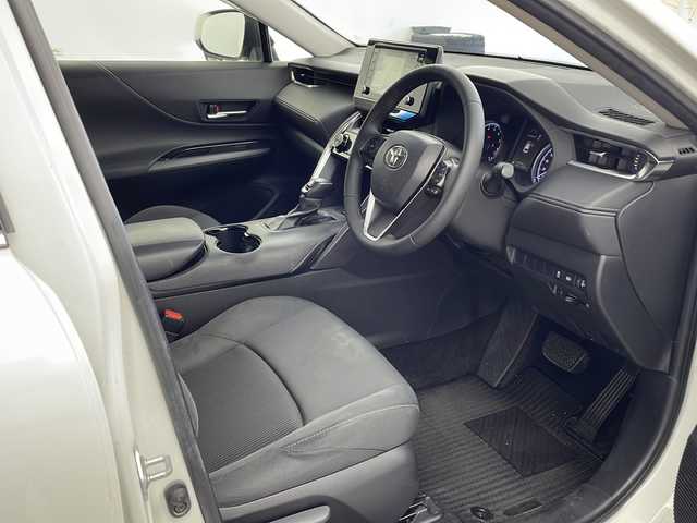 トヨタ ハリアー S 兵庫県 2020(令2)年 5.6万km ホワイトパールクリスタルシャイン ・純正8インチディスプレイナビ/Bluetooth/USB/Miracast/・Toyota Safety Sense/・プリクラッシュセーフティ/・レーントレーシングアシスト[LTA] /・レーダークルーズコントロール（全車速追従機能付）/・オートマチックハイビーム[AHB] /・ロードサインアシスト[RSA]/・先行車発進告知機能[TMN]/・パーキングサポートブレーキ/・イモビライザーシステム/・ヘッドライトレベライザー/・LEDヘッドランプ/・LEDクリアランスランプ/・LEDターンランプ/・LEDフロントフォグランプ/・革巻きステアリング/・ステアリングスイッチ/・オートワイパー/・電動パーキングブレーキ/・オートホールド/・純正ドライブレコーダー/・W＋サイドエアバッグ/・カーテンエアバッグ/・純正17インチアルミホイール/・スマートキー
