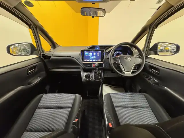 トヨタ ヴォクシー ZS 煌 群馬県 2015(平27)年 8.5万km ブラック 安全装備/・オートライト/・横滑り防止/社外10インチデカナビ/・AM/FM/Bluetooth/・CD/DVD/フルセグTV/バックカメラ/両側電動スライドドア/LEDヘッドライト/フォグランプ/ETC/純正ドアバイザー/純正16インチアルミホイール/スマートキー/プッシュスタート