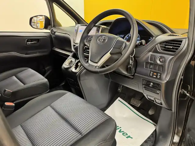 トヨタ ヴォクシー ZS 煌 群馬県 2015(平27)年 8.5万km ブラック 安全装備/・オートライト/・横滑り防止/社外10インチデカナビ/・AM/FM/Bluetooth/・CD/DVD/フルセグTV/バックカメラ/両側電動スライドドア/LEDヘッドライト/フォグランプ/ETC/純正ドアバイザー/純正16インチアルミホイール/スマートキー/プッシュスタート