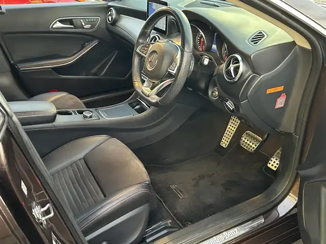 メルセデス・ベンツ ＣＬＡ１８０ Sブレイク AMG スタイル 愛媛県 2018(平30)年 6.7万km 茶 メーカーオプション純正ナビ/BT/AM・FM/CD/DVD/フルセグTV/ETC/前後ドライブレコーダー/ブラインドスポットモニター/前後コーナーセンサー/バックカメラ/レーンキープアシスト/衝突軽減システム/パーキングアシスト/アイドリングストップ/パドルシフト/追従型クルーズコントロール/harman kardonスピーカー/ガラスルーフ/D+N席シートヒーター・パワーシート/純正フロアマット/純正アルミホイール
