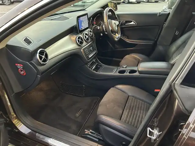 メルセデス・ベンツ ＣＬＡ１８０ Sブレイク AMG スタイル 愛媛県 2018(平30)年 6.7万km 茶 メーカーオプション純正ナビ/BT/AM・FM/CD/DVD/フルセグTV/ETC/前後ドライブレコーダー/ブラインドスポットモニター/前後コーナーセンサー/バックカメラ/レーンキープアシスト/衝突軽減システム/パーキングアシスト/アイドリングストップ/パドルシフト/追従型クルーズコントロール/harman kardonスピーカー/ガラスルーフ/D+N席シートヒーター・パワーシート/純正フロアマット/純正アルミホイール