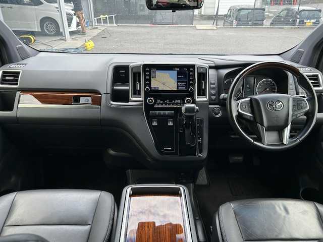 トヨタ グランエース プレミアム 茨城県 2020(令2)年 6.8万km ブラック 純正ナビ/（AM/FM/BT/Miracast）/全方位カメラ/デジタルインナーミラー/ブラインドスポットモニター/衝突軽減ブレーキ/レーダークルーズコントロール/全席パワーシート/エアシート・シートヒーター/両側パワースライドドア/黒革シート/ETC/ウッドコンビハンドル/スマートキー