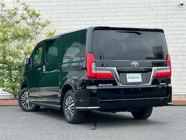 トヨタ グランエース プレミアム 茨城県 2020(令2)年 6.8万km ブラック 純正ナビ/（AM/FM/BT/Miracast）/全方位カメラ/デジタルインナーミラー/ブラインドスポットモニター/衝突軽減ブレーキ/レーダークルーズコントロール/全席パワーシート/エアシート・シートヒーター/両側パワースライドドア/黒革シート/ETC/ウッドコンビハンドル/スマートキー