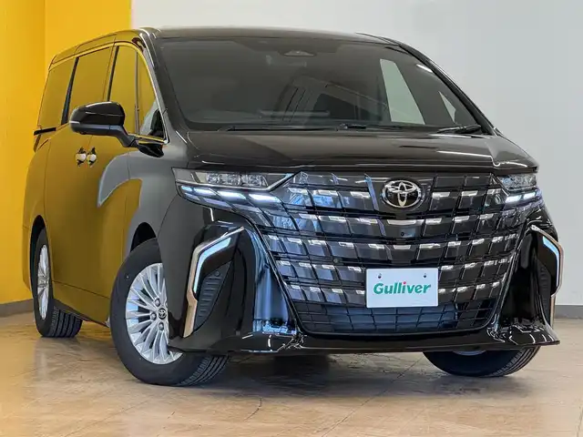 トヨタ アルファードハイブリット X 群馬県 2025(令7)年 0.3万km ブラック トヨタセーフティーセンス/・プリクラッシュセーフティー/・レーンキープアシスト/・クリアランスソナー/・クルーズコントロール/・ブラインドスポット/・オートライト/・オートハイビーム/・SOSコール/・横滑り防止/・パノラミックビューモニター/メーカー純正ナビゲーション/・AM/FM/フルセグTV/・Bluetooth/タイプC /両側電動スライドドア/フリップダウンモニター/ミラー一体型前後ドライブレコーダー/ユニバーサルステップ/ETC2.0/ヒーターミラー/LEDヘッドライト/プッシュスタート/スマートキー