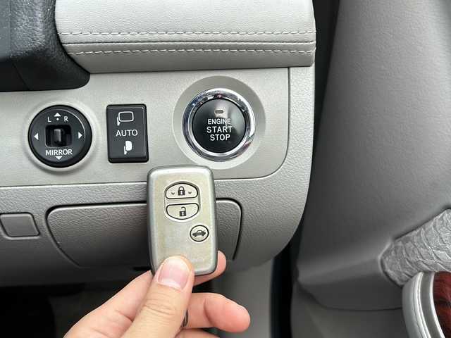 トヨタ クラウン ロイヤル Rサルーン スペシャルナビP 愛知県 2010(平22)年 15.5万km ブラック 登録時走行距離154386km/純正HDDナビ/（Bluetooth/フルセグTV/DVD/AM/FM)/バックカメラ/ドラレコ前/ビルドインETC/クルコンコントロール/ステアリングスイッチ/プッシュスタート/スマートキー/（スペアキー×１）/USB端子/オートライト/HIDライト/フォグランプ/純正フロアマット/純正ドアバイザー/取説/保証書