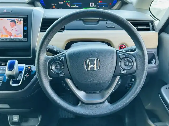 ホンダ フリード ハイブリット G センシング 岡山県 2017(平29)年 11.3万km ホワイトオーキッドパール (株)IDOMが運営する【じしゃロン岡山店】の自社ローン専用車両です。こちらは現金またはオートローンご利用時の価格です。 自社ローンご希望の方は別途その旨お申し付け下さい/・純正ナビゲーション/・バックカメラ/・両側電動スライドドア/・センシング/・ＬＥＤライト