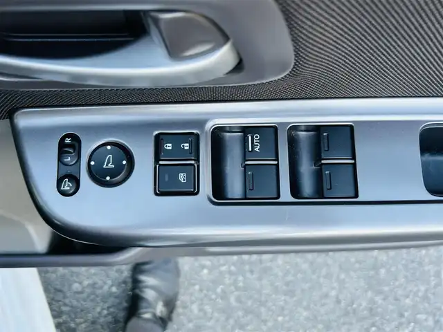 ホンダ フリード ハイブリット G センシング 岡山県 2017(平29)年 11.3万km ホワイトオーキッドパール (株)IDOMが運営する【じしゃロン岡山店】の自社ローン専用車両です。こちらは現金またはオートローンご利用時の価格です。 自社ローンご希望の方は別途その旨お申し付け下さい/・純正ナビゲーション/・バックカメラ/・両側電動スライドドア/・センシング/・ＬＥＤライト