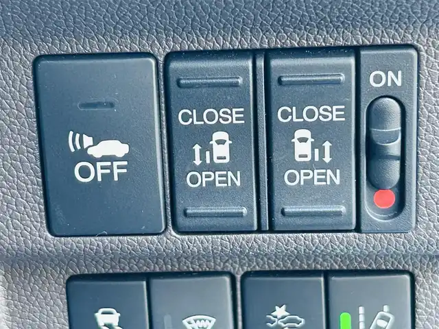 ホンダ フリード ハイブリット G センシング 岡山県 2017(平29)年 11.3万km ホワイトオーキッドパール (株)IDOMが運営する【じしゃロン岡山店】の自社ローン専用車両です。こちらは現金またはオートローンご利用時の価格です。 自社ローンご希望の方は別途その旨お申し付け下さい/・純正ナビゲーション/・バックカメラ/・両側電動スライドドア/・センシング/・ＬＥＤライト