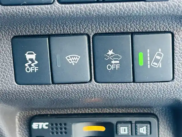 ホンダ フリード ハイブリット G センシング 岡山県 2017(平29)年 11.3万km ホワイトオーキッドパール (株)IDOMが運営する【じしゃロン岡山店】の自社ローン専用車両です。こちらは現金またはオートローンご利用時の価格です。 自社ローンご希望の方は別途その旨お申し付け下さい/・純正ナビゲーション/・バックカメラ/・両側電動スライドドア/・センシング/・ＬＥＤライト