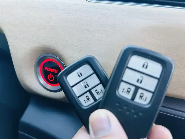 ホンダ フリード ハイブリット G センシング 岡山県 2017(平29)年 11.3万km ホワイトオーキッドパール (株)IDOMが運営する【じしゃロン岡山店】の自社ローン専用車両です。こちらは現金またはオートローンご利用時の価格です。 自社ローンご希望の方は別途その旨お申し付け下さい/・純正ナビゲーション/・バックカメラ/・両側電動スライドドア/・センシング/・ＬＥＤライト