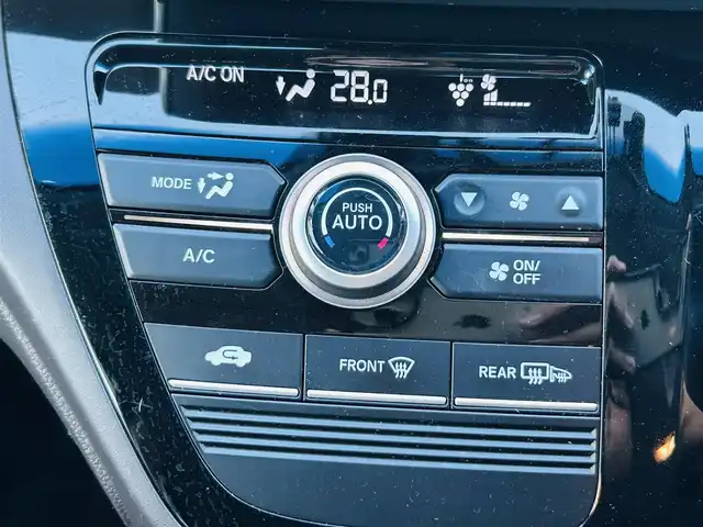 ホンダ フリード ハイブリット G センシング 岡山県 2017(平29)年 11.3万km ホワイトオーキッドパール (株)IDOMが運営する【じしゃロン岡山店】の自社ローン専用車両です。こちらは現金またはオートローンご利用時の価格です。 自社ローンご希望の方は別途その旨お申し付け下さい/・純正ナビゲーション/・バックカメラ/・両側電動スライドドア/・センシング/・ＬＥＤライト