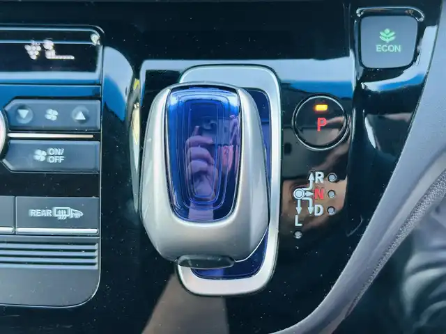 ホンダ フリード ハイブリット G センシング 岡山県 2017(平29)年 11.3万km ホワイトオーキッドパール (株)IDOMが運営する【じしゃロン岡山店】の自社ローン専用車両です。こちらは現金またはオートローンご利用時の価格です。 自社ローンご希望の方は別途その旨お申し付け下さい/・純正ナビゲーション/・バックカメラ/・両側電動スライドドア/・センシング/・ＬＥＤライト