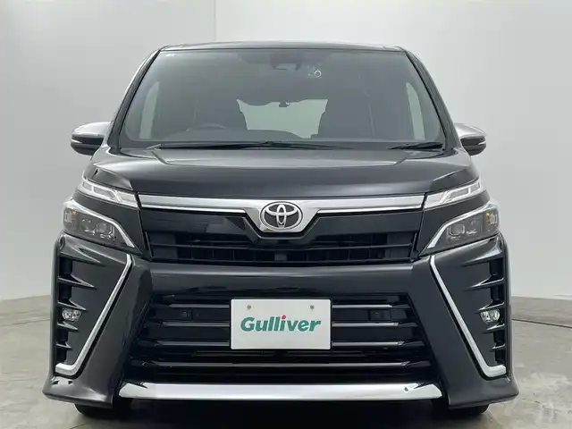 トヨタ ヴォクシー ZS 煌Ⅱ 岡山県 2020(令2)年 4.3万km ブラック アルパイン９インチナビ/【Bluetooth/フルセグTV/USB/HDMI】/衝突軽減ブレーキシステム/オートハイビーム/ＬＥＤヘッドライト/両側パワースライドドア/クルーズコントロール/バックカメラ/ビルトインＥＴＣ/社外ドライブレコーダー（前後）/コーナーセンサー（前後）/レーンアシスト/純正フロアマット/踏み間違い防止/ISOFIX/後席サンシェイド/ステアリングスイッチ/チルトステアリング/シートリフター/シートバックテーブル/ウインカーミラー/ドアバイザー/新車保証書/取扱説明書