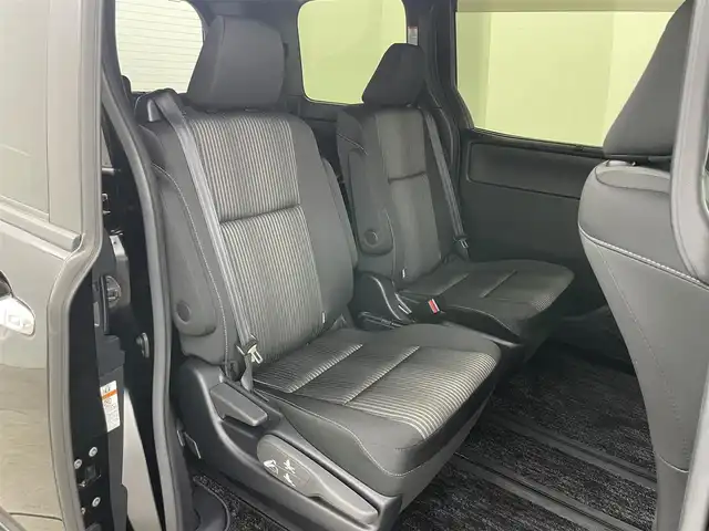 トヨタ ヴォクシー ZS 煌Ⅱ 岡山県 2020(令2)年 4.3万km ブラック アルパイン９インチナビ/【Bluetooth/フルセグTV/USB/HDMI】/衝突軽減ブレーキシステム/オートハイビーム/ＬＥＤヘッドライト/両側パワースライドドア/クルーズコントロール/バックカメラ/ビルトインＥＴＣ/社外ドライブレコーダー（前後）/コーナーセンサー（前後）/レーンアシスト/純正フロアマット/踏み間違い防止/ISOFIX/後席サンシェイド/ステアリングスイッチ/チルトステアリング/シートリフター/シートバックテーブル/ウインカーミラー/ドアバイザー/新車保証書/取扱説明書