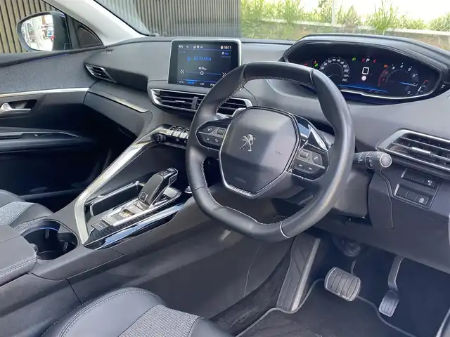 プジョー ３００８ アリュール 福岡県 2017(平29)年 4.6万km パール クルーズコントロール/レーンキープアシスト/ブラインドスポットモニター/ハーフレザーシート/純正ナビ　/フルセグTV/Bluetooth/バックカメラ/サイドカメラ/ワイヤレス充電　/LEDヘッドライト/オートハイビーム/オートワイパー/ステアリングスイッチ/パドルシフト/純正１８インチアルミホイール　/ETC